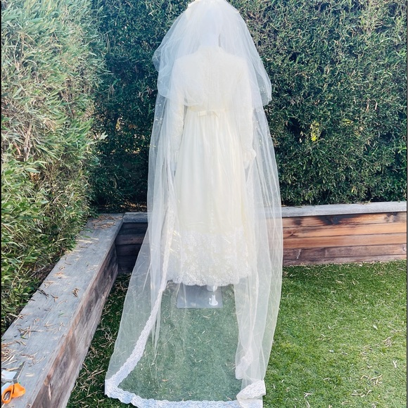 Vintage Exquisite Wedding Gown and Veil - Picture 10 of 10
